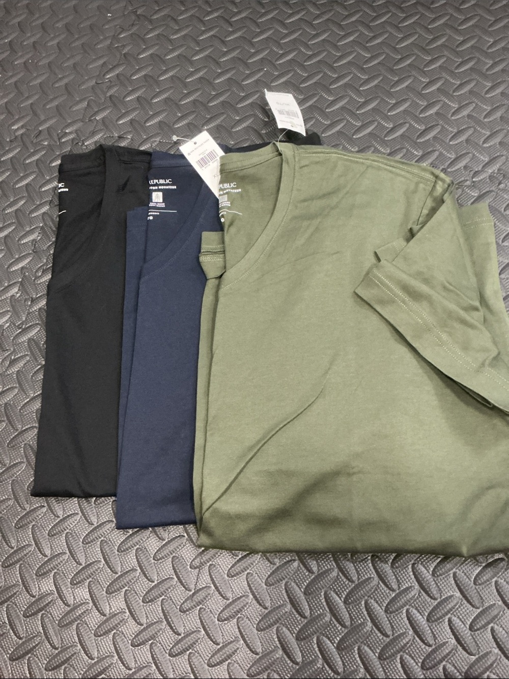 NWT Bundle 3 Banana Republic Men's V-Neck Tees — Black, Navy, Olive